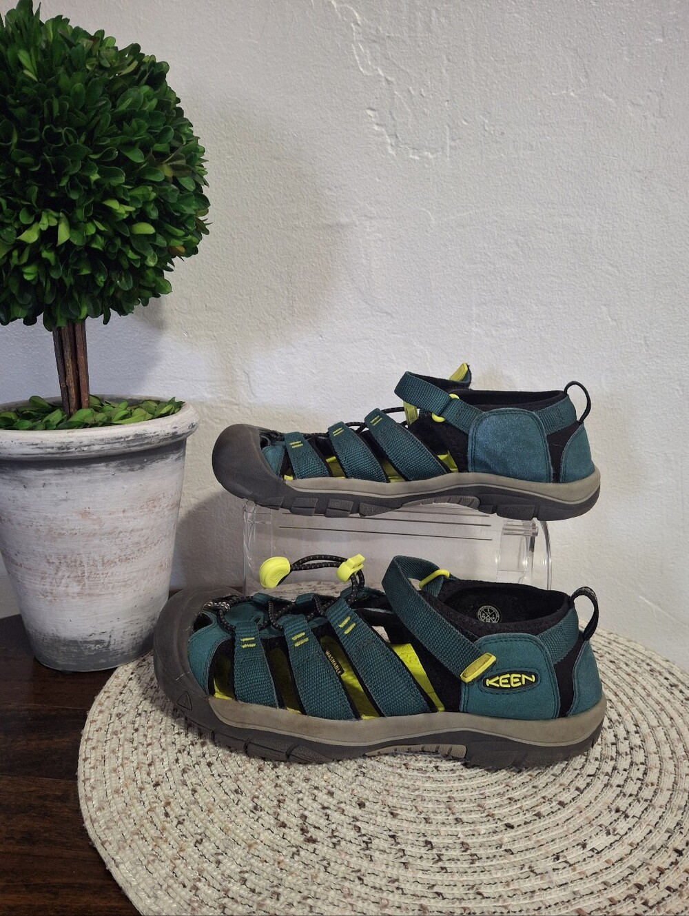 Kid's Keen Green Outdoor Sandals Size 6. - Picture 1 of 9